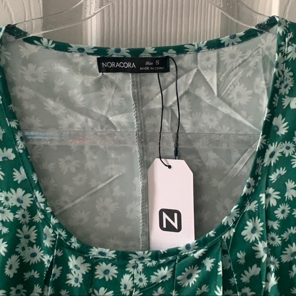 NWT Noracora Green Short Sleeve Floral Shift Dress Size Small - Picture 2 of 9